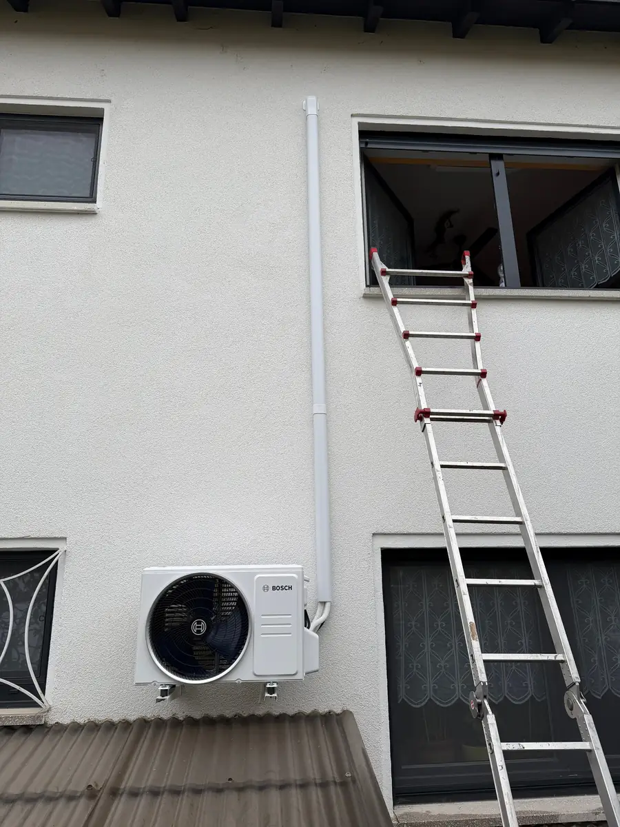 Montage an einer Hauswand: Außengerät und Leitungskanal bis unters Dach